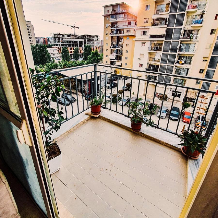 Cozy 1 Bedroom Apartment Near Parks, Cafes & Restaurants Tiranë Luaran gambar