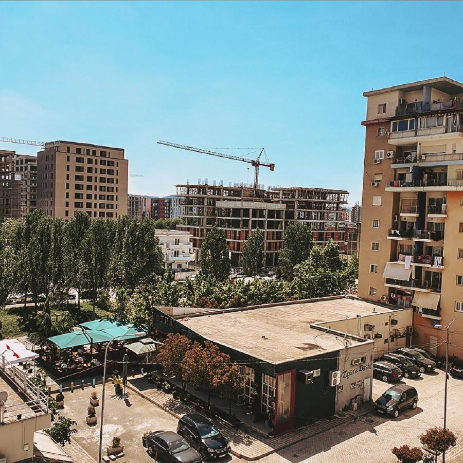 Cozy 1 Bedroom Apartment Near Parks, Cafes & Restaurants Tiranë Luaran gambar